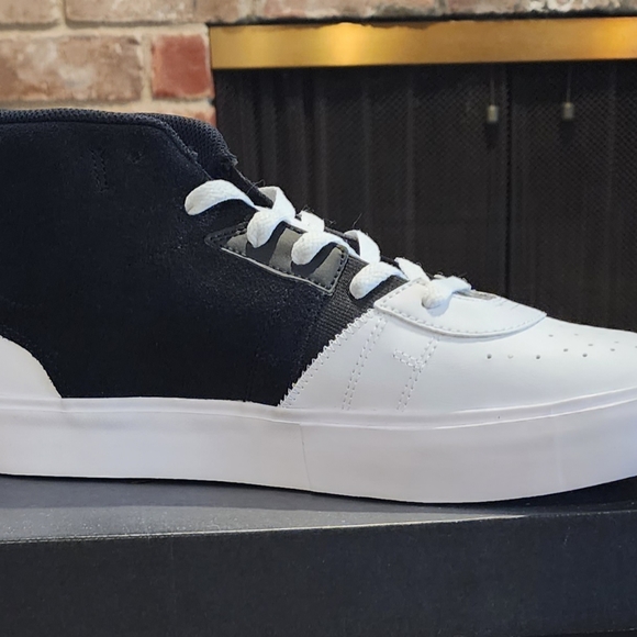 Jordan Series Mid Black and White - Picture 2 of 5